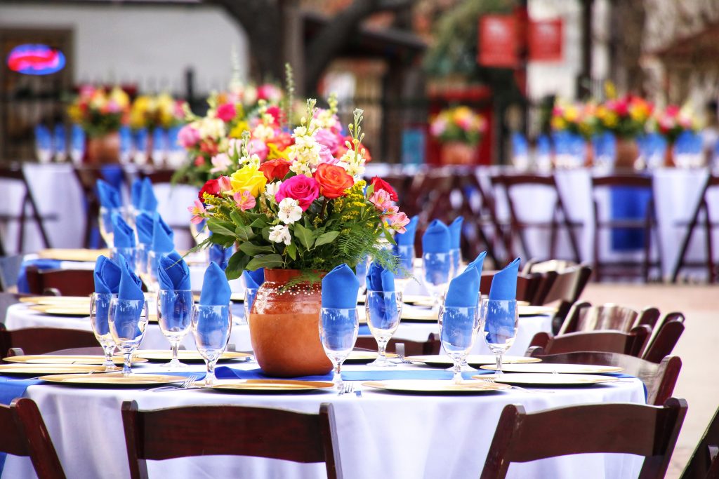 beautiful-table-setting-at-an-outdoor-wedding-venu-2024-05-27-00-45-54-utc